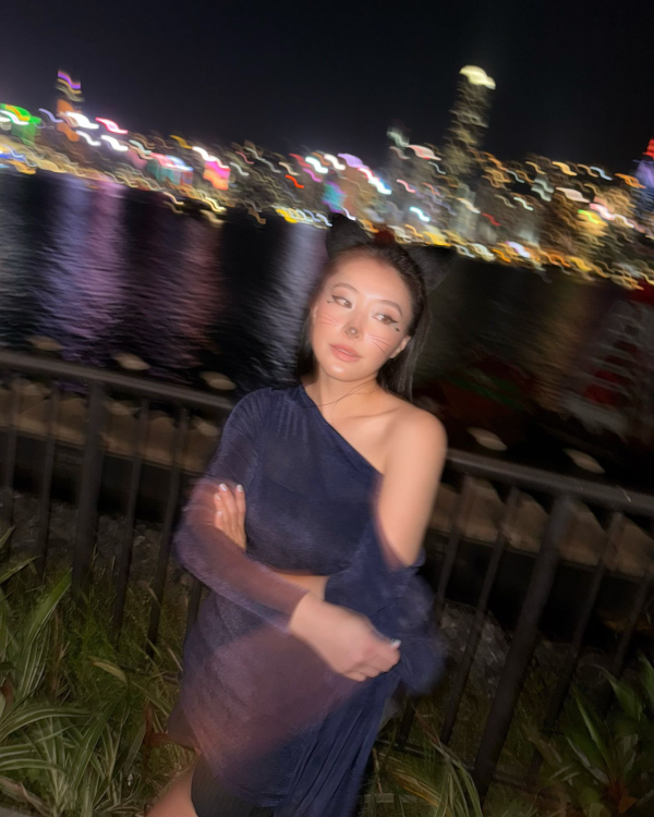 陳瀅貼身露膊裝晒扮性感貓女郎