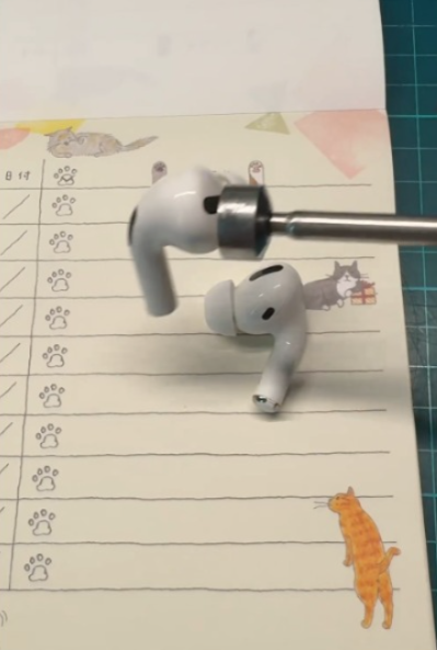 空姐警告勿在機上做3件事！搭飛機唔好換電話卡！引網民共鳴 