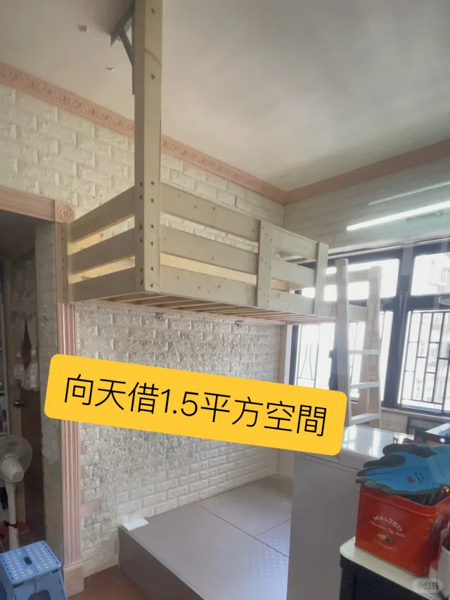 該傢俱公司時常發布有關「香港外傭房」的影片，包括三層碌架床、窗台床等等都有。圖片來源：小紅書