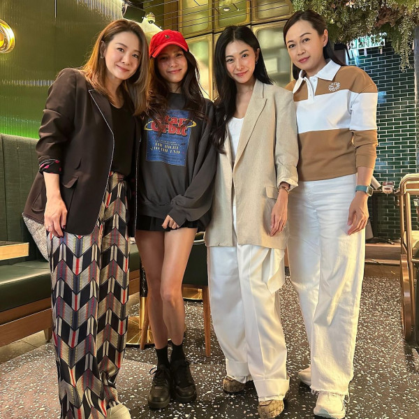 42歲黃婉佩返港出席《四葉草》聚會 2R兩姊妹保養得宜 近況曝光！ 