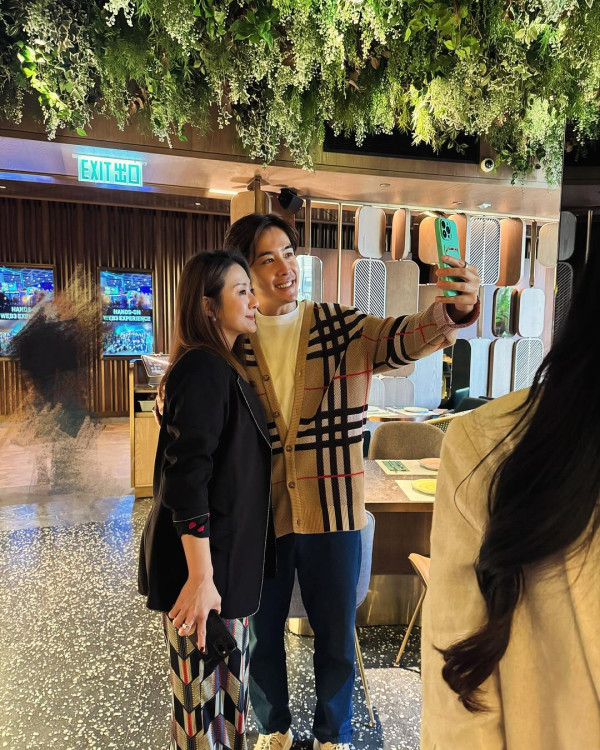 42歲黃婉佩返港出席《四葉草》聚會 2R兩姊妹保養得宜 近況曝光！ 