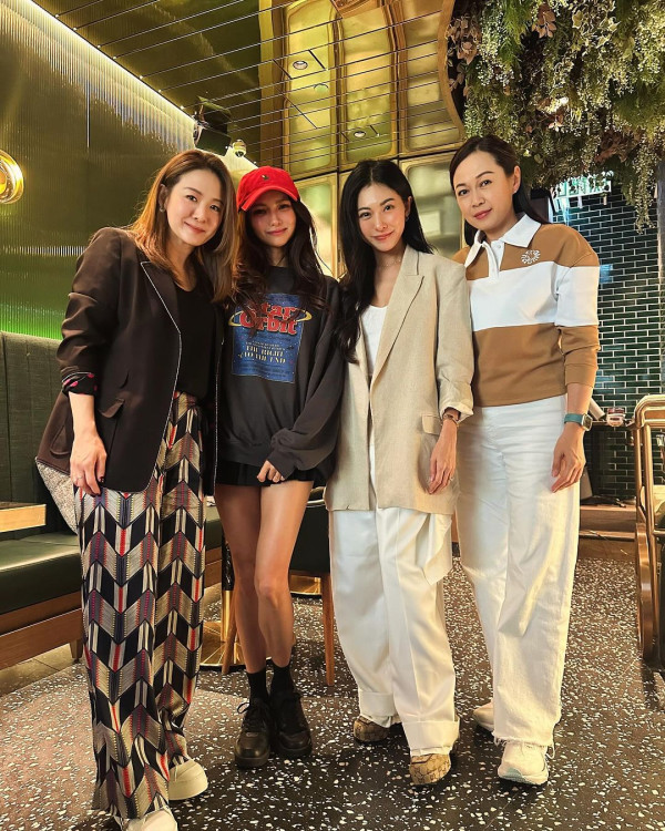 42歲黃婉佩返港出席《四葉草》聚會 2R兩姊妹保養得宜 近況曝光！ 