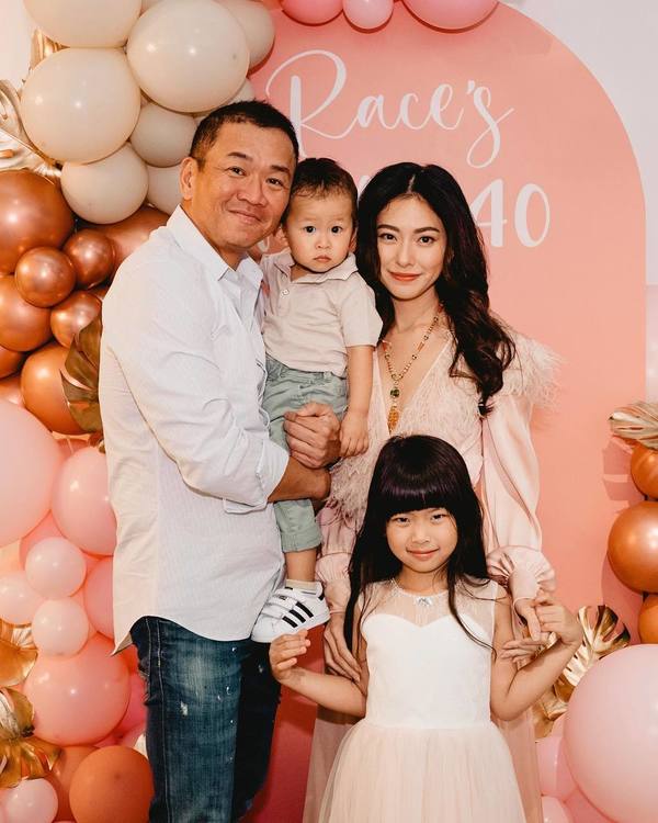 42歲黃婉佩返港出席《四葉草》聚會 2R兩姊妹保養得宜 近況曝光！ 