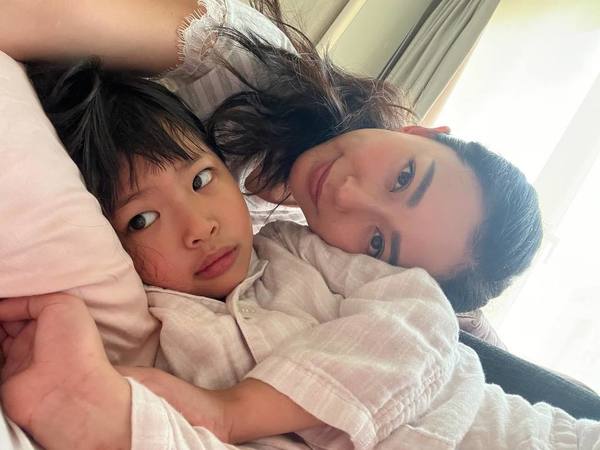 42歲黃婉佩返港出席《四葉草》聚會 2R兩姊妹保養得宜 近況曝光！ 