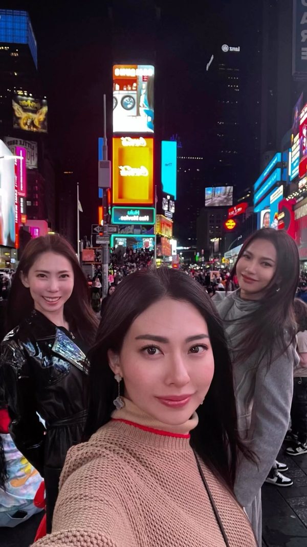 42歲黃婉佩返港出席《四葉草》聚會 2R兩姊妹保養得宜 近況曝光！ 