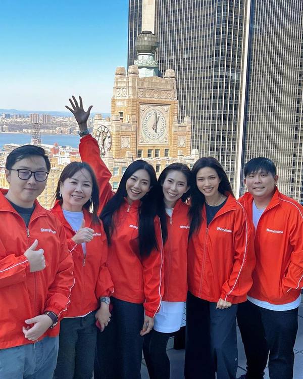 42歲黃婉佩返港出席《四葉草》聚會 2R兩姊妹保養得宜 近況曝光！ 