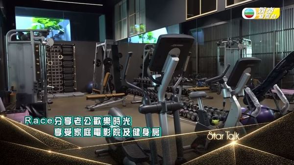 42歲黃婉佩返港出席《四葉草》聚會 2R兩姊妹保養得宜 近況曝光！ 