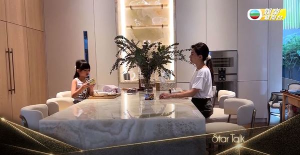 42歲黃婉佩返港出席《四葉草》聚會 2R兩姊妹保養得宜 近況曝光！ 