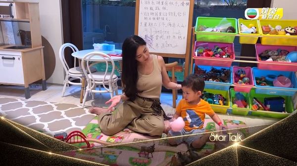 42歲黃婉佩返港出席《四葉草》聚會 2R兩姊妹保養得宜 近況曝光！ 