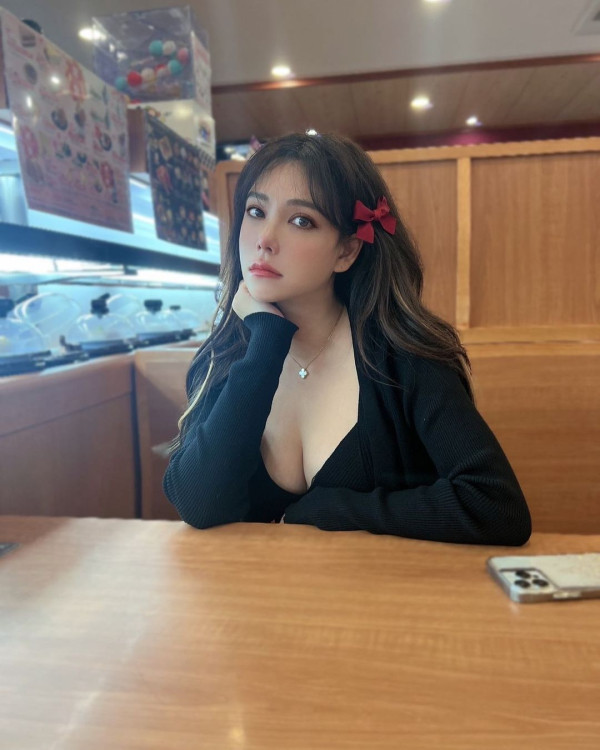 地勤因1事向商務艙乘客跪地道歉 前空姐狠批公司奴性重！華航現身咁回應 