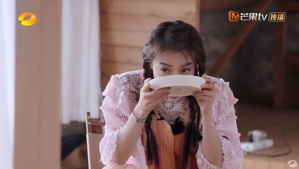 女學生因外貌激似劉亦菲爆紅！同學爭相求一合照：讚「千年一遇美女」 