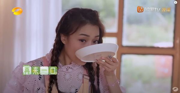 女學生因外貌激似劉亦菲爆紅！同學爭相求一合照：讚「千年一遇美女」 