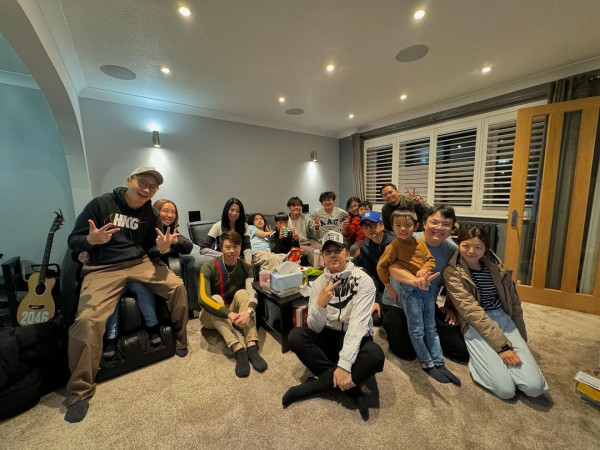 前TVB主持英國大屋放煙花 被指越搬越富貴 曾偷拍鄰居惹爭議 