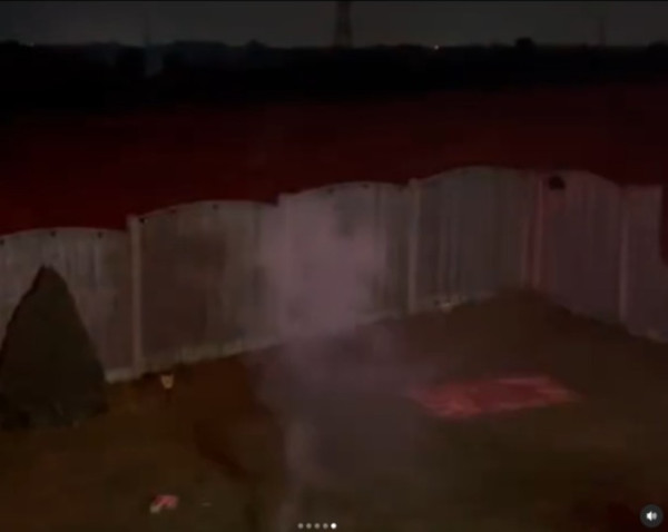 前TVB主持英國大屋放煙花 被指越搬越富貴 曾偷拍鄰居惹爭議 