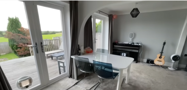 前TVB主持英國大屋放煙花 被指越搬越富貴 曾偷拍鄰居惹爭議 