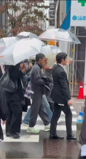 梁朝偉東京出行獲4人做1件事！ 網友驚訝排場大：像首相出行 