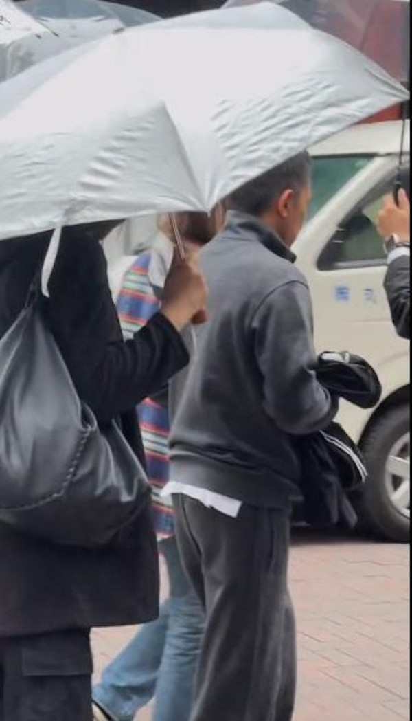 梁朝偉東京出行獲4人做1件事！ 網友驚訝排場大：像首相出行 
