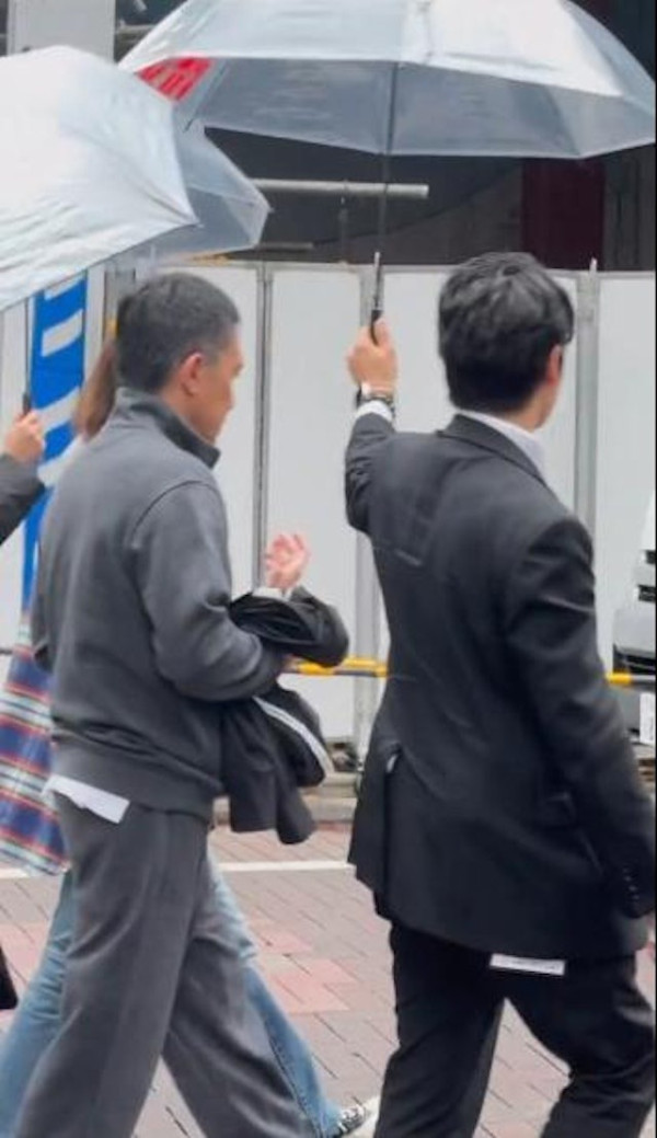 梁朝偉東京出行獲4人做1件事！ 網友驚訝排場大：像首相出行 