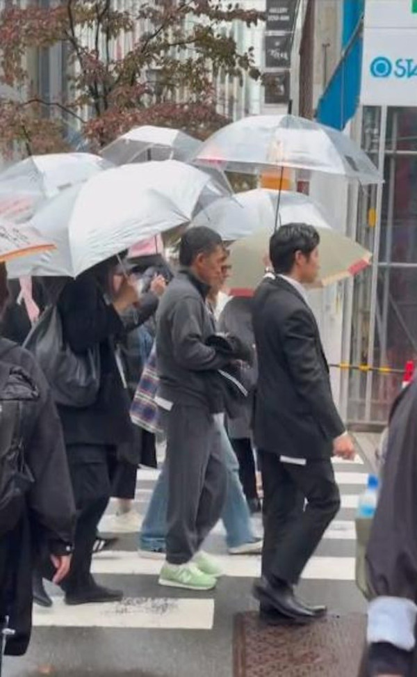 梁朝偉東京出行獲4人做1件事！ 網友驚訝排場大：像首相出行 