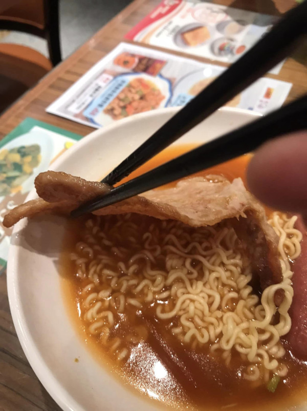 茶餐廳豬扒麵驚變「豬肉紙」薄切刀功惹不滿：香港食肆真係好離譜