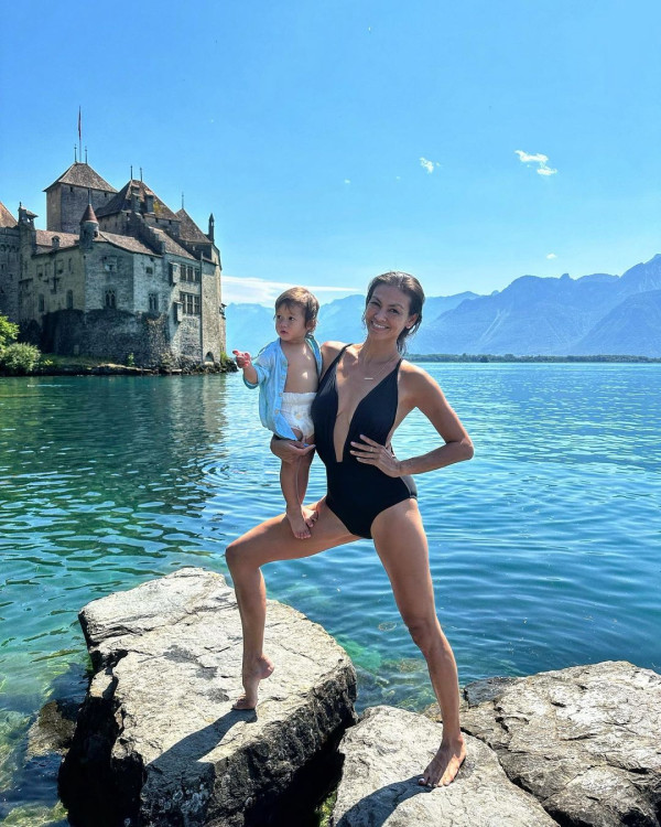 43歲混血名模峇里曬弗爆身材 素顏上陣被指「斷崖式衰老」 