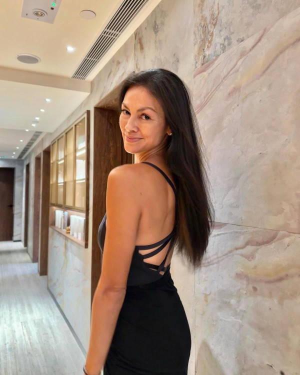 43歲混血名模峇里曬弗爆身材 素顏上陣被指「斷崖式衰老」 