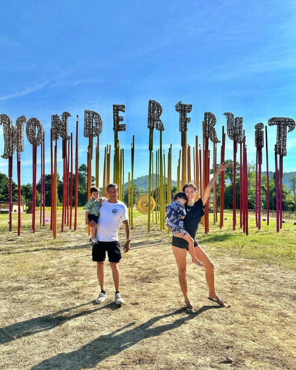 43歲混血名模峇里曬弗爆身材 素顏上陣被指「斷崖式衰老」 