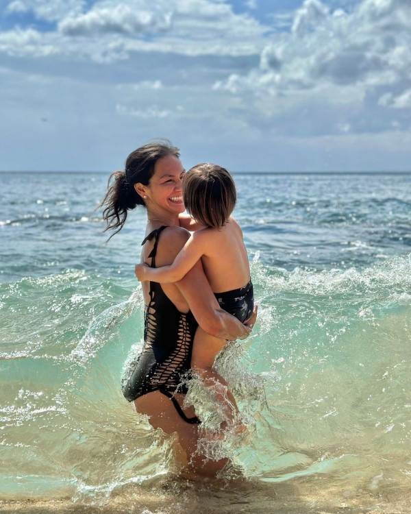 43歲混血名模峇里曬弗爆身材 素顏上陣被指「斷崖式衰老」 