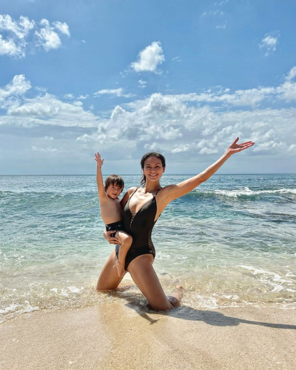 43歲混血名模峇里曬弗爆身材 素顏上陣被指「斷崖式衰老」 