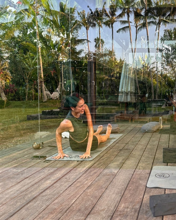 43歲混血名模峇里曬弗爆身材 素顏上陣被指「斷崖式衰老」 