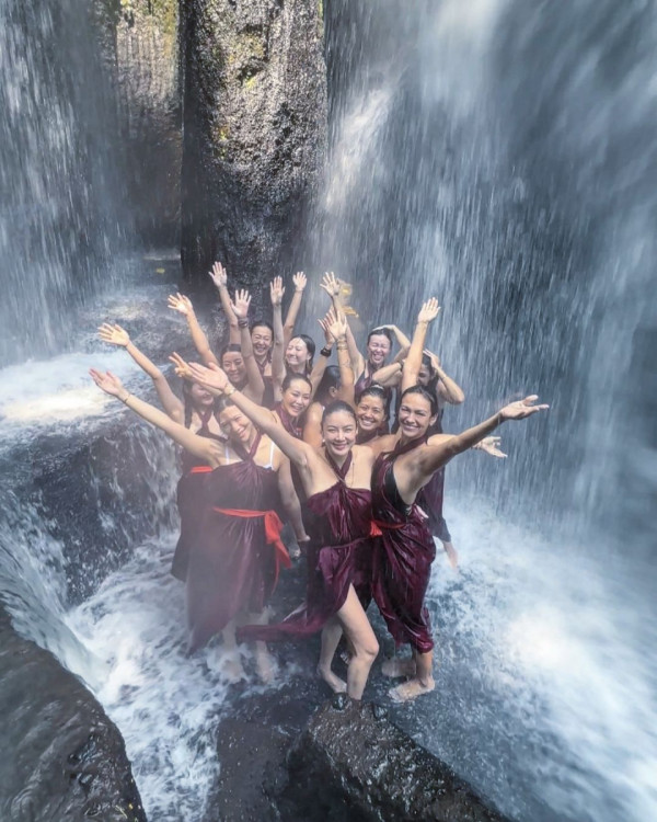 43歲混血名模峇里曬弗爆身材 素顏上陣被指「斷崖式衰老」 