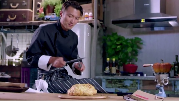 謝霆鋒曾在節目《12道鋒味》中，在焗爐取出煮好的威靈頓牛排後，在切開前拿起鋸齒刀，快速碰擊磨刀，發出噹噹聲。