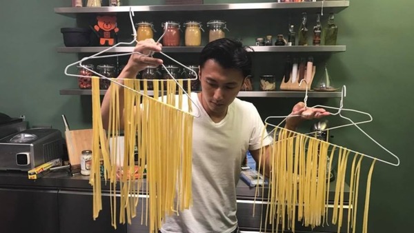 謝霆鋒曾示範用鐵衫架晾意粉，更型是同時用四個架掛滿意粉，而型樣不變。