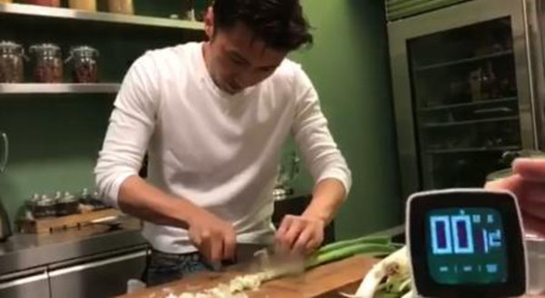 同樣是在節目《12道鋒味》中，謝霆鋒曾經獻技了一招「15秒切蔥60下」，技驚四座。