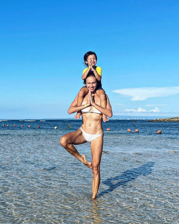 43歲混血名模峇里曬弗爆身材 素顏上陣被指「斷崖式衰老」 