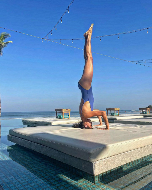 43歲混血名模峇里曬弗爆身材 素顏上陣被指「斷崖式衰老」 