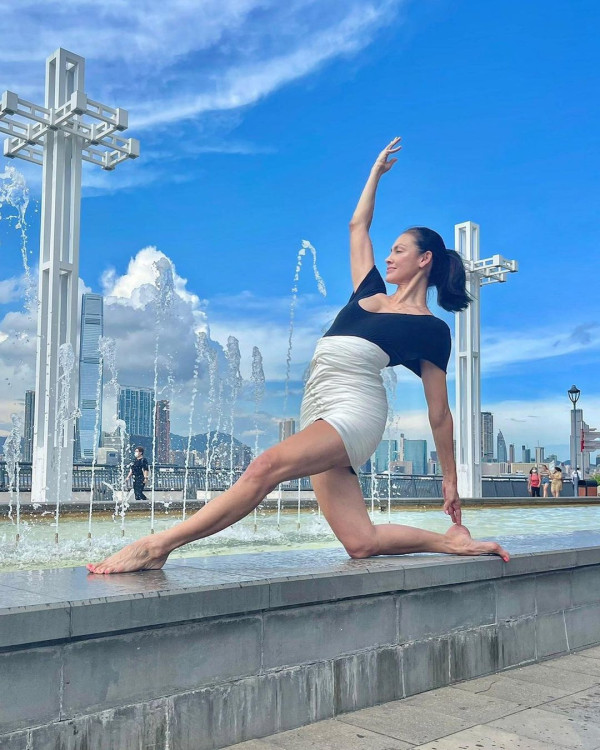 43歲混血名模峇里曬弗爆身材 素顏上陣被指「斷崖式衰老」 