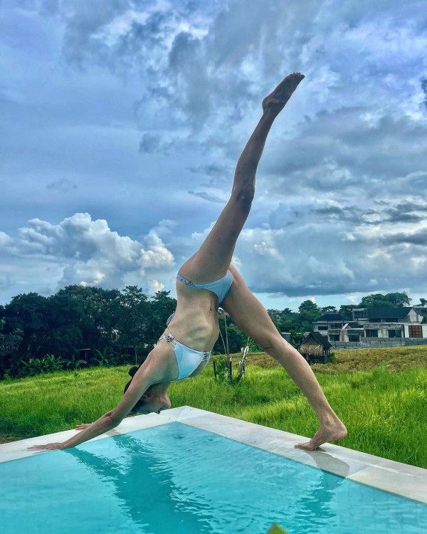 43歲混血名模峇里曬弗爆身材 素顏上陣被指「斷崖式衰老」 