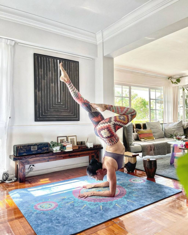 43歲混血名模峇里曬弗爆身材 素顏上陣被指「斷崖式衰老」 