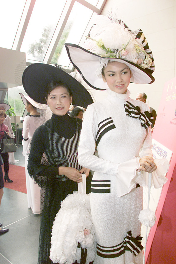 43歲混血名模峇里曬弗爆身材 素顏上陣被指「斷崖式衰老」 