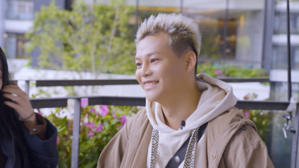 星二代向佐真空上陣出席慶典 借母親大褸露出背脊 不慎走光惹網民熱議