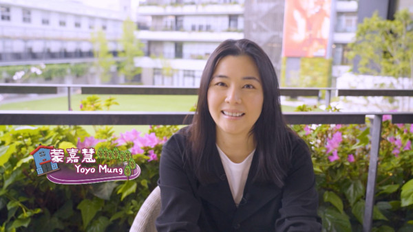 星二代向佐真空上陣出席慶典 借母親大褸露出背脊 不慎走光惹網民熱議