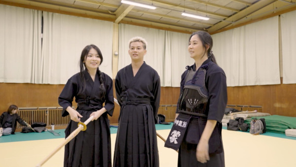 星二代向佐真空上陣出席慶典 借母親大褸露出背脊 不慎走光惹網民熱議