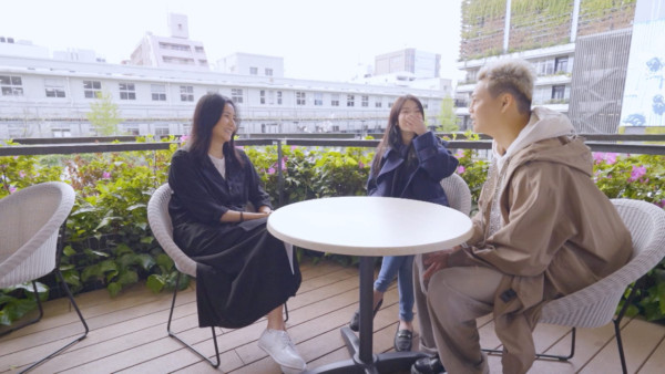 星二代向佐真空上陣出席慶典 借母親大褸露出背脊 不慎走光惹網民熱議