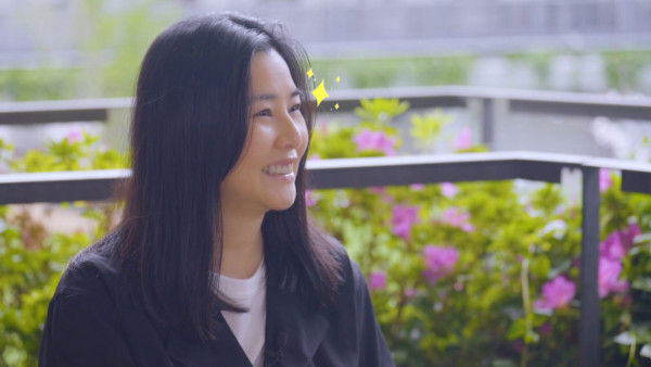 星二代向佐真空上陣出席慶典 借母親大褸露出背脊 不慎走光惹網民熱議