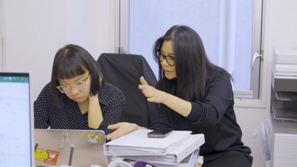 星二代向佐真空上陣出席慶典 借母親大褸露出背脊 不慎走光惹網民熱議