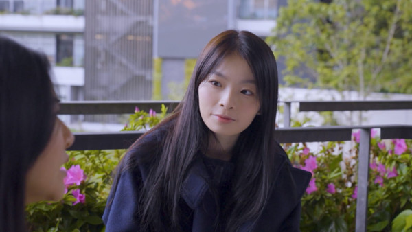 星二代向佐真空上陣出席慶典 借母親大褸露出背脊 不慎走光惹網民熱議