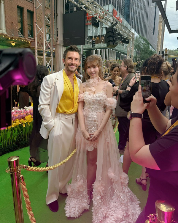 香港最美設計師簡幗儀出席澳洲電影首映 自家設計粉紅花裙獲Ariana Grande大讚好靚