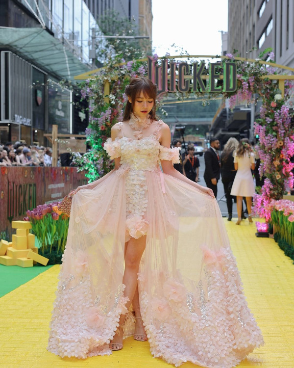 香港最美設計師簡幗儀出席澳洲電影首映 自家設計粉紅花裙獲Ariana Grande大讚好靚