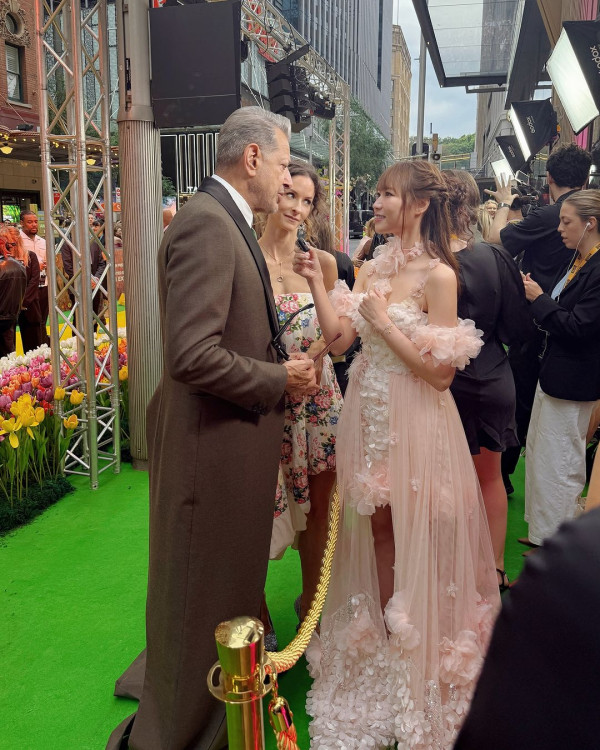 香港最美設計師簡幗儀出席澳洲電影首映 自家設計粉紅花裙獲Ariana Grande大讚好靚